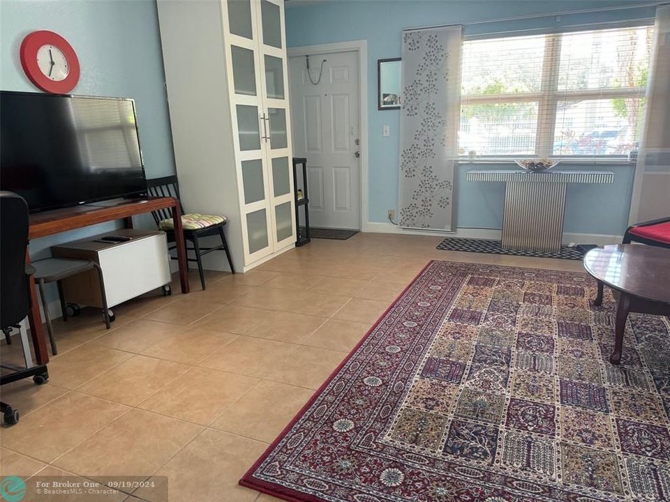 Active With Contract: $1,700 (1 beds, 1 baths, 598 Square Feet)