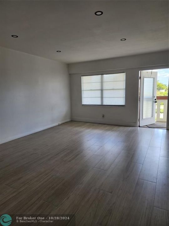 For Rent: $2,300 (2 beds, 1 baths, 840 Square Feet)