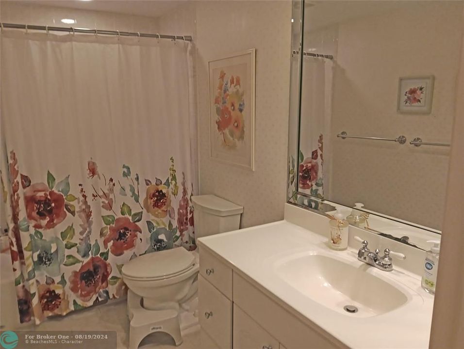 Active With Contract: $2,000 (2 beds, 1 baths, 875 Square Feet)