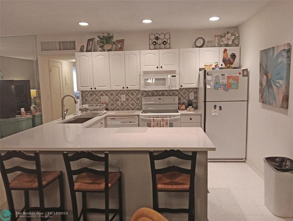 Active With Contract: $2,000 (2 beds, 1 baths, 875 Square Feet)