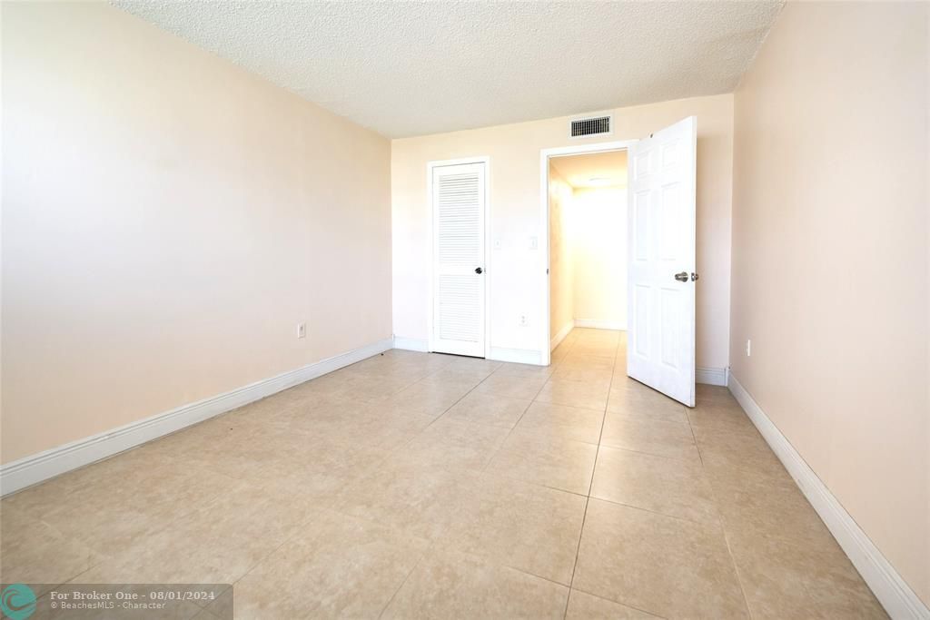 Active With Contract: $115,000 (1 beds, 1 baths, 640 Square Feet)