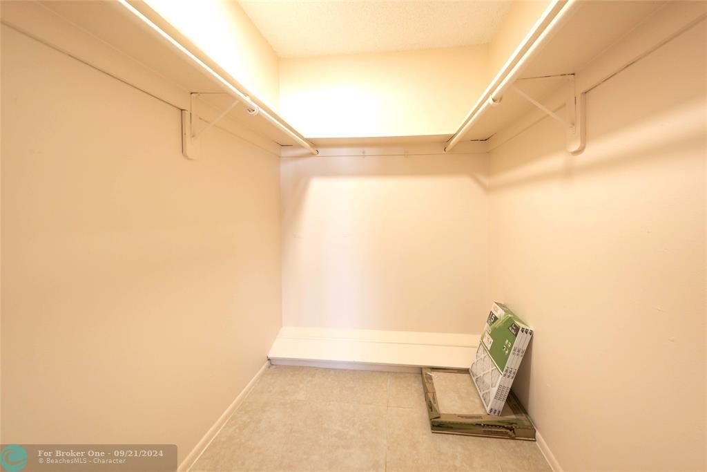 Active With Contract: $115,000 (1 beds, 1 baths, 640 Square Feet)