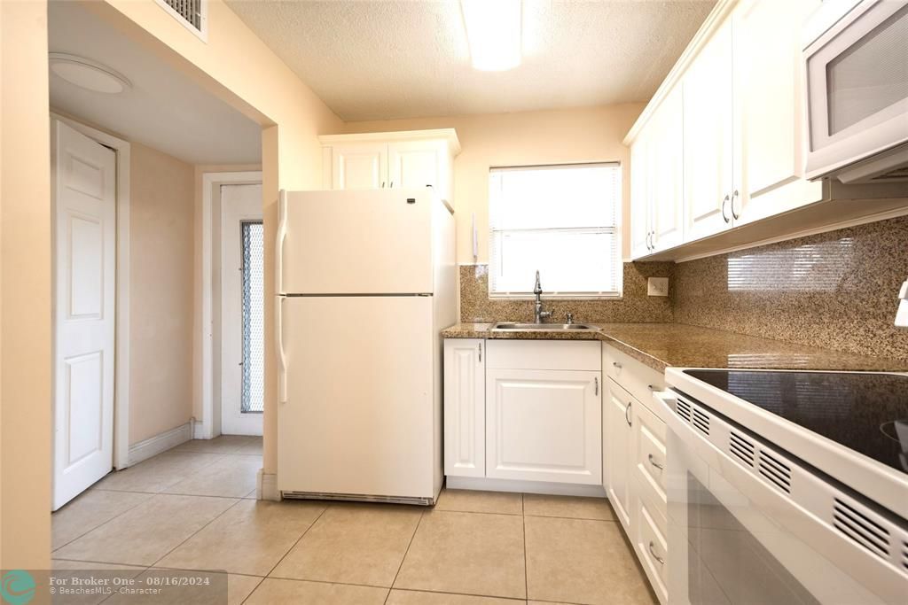 Active With Contract: $115,000 (1 beds, 1 baths, 640 Square Feet)