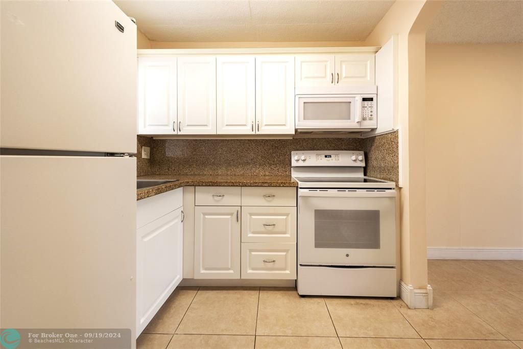 Active With Contract: $115,000 (1 beds, 1 baths, 640 Square Feet)