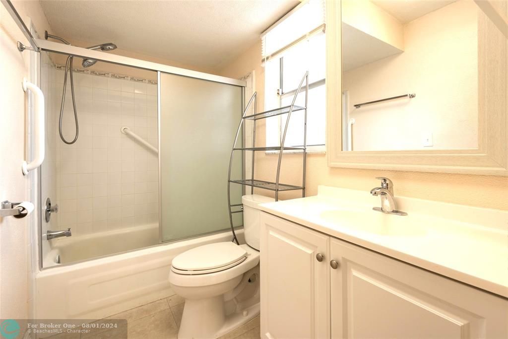 Active With Contract: $115,000 (1 beds, 1 baths, 640 Square Feet)