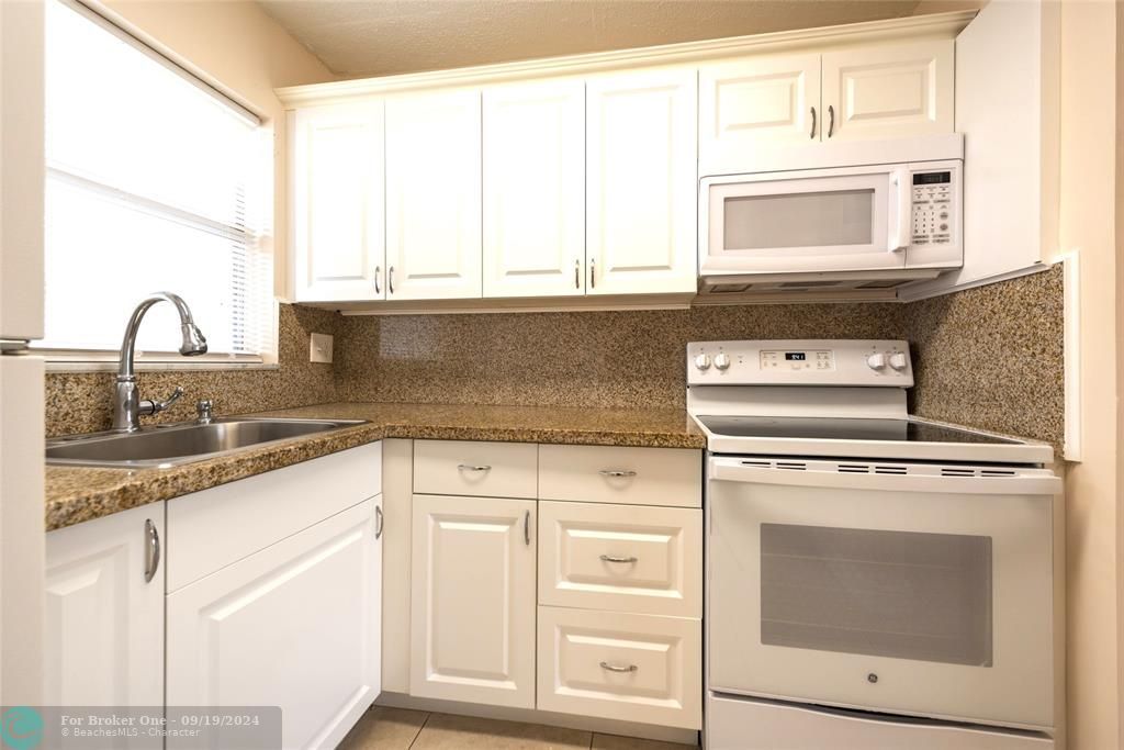 Active With Contract: $115,000 (1 beds, 1 baths, 640 Square Feet)