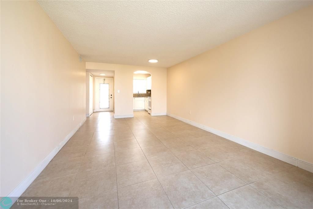 Active With Contract: $115,000 (1 beds, 1 baths, 640 Square Feet)