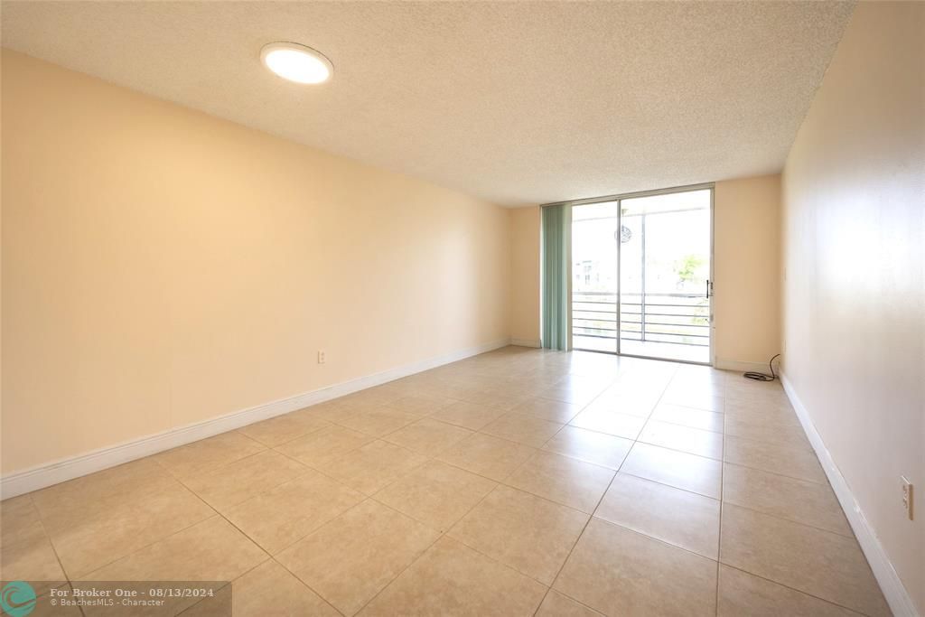 Active With Contract: $115,000 (1 beds, 1 baths, 640 Square Feet)