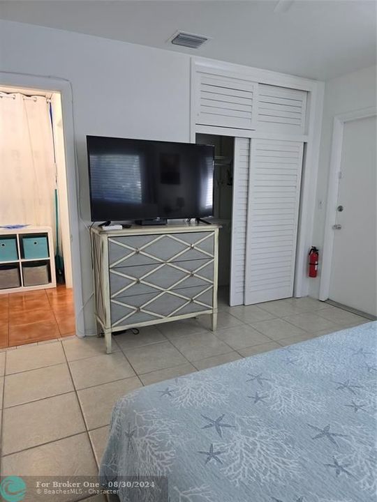 For Sale: $2,400 (1 beds, 1 baths, 550 Square Feet)