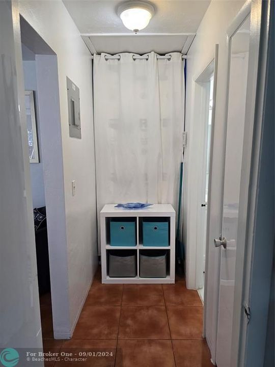 For Sale: $2,400 (1 beds, 1 baths, 550 Square Feet)