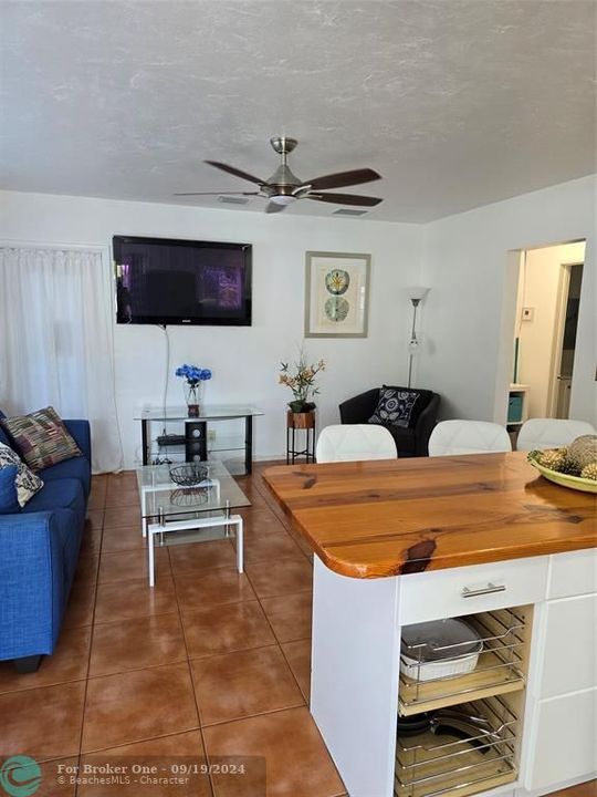 For Sale: $2,400 (1 beds, 1 baths, 550 Square Feet)