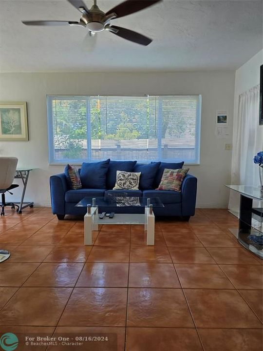 For Sale: $2,400 (1 beds, 1 baths, 550 Square Feet)