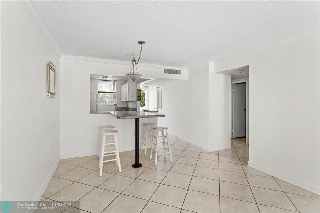 For Sale: $345,000 (2 beds, 2 baths, 1036 Square Feet)