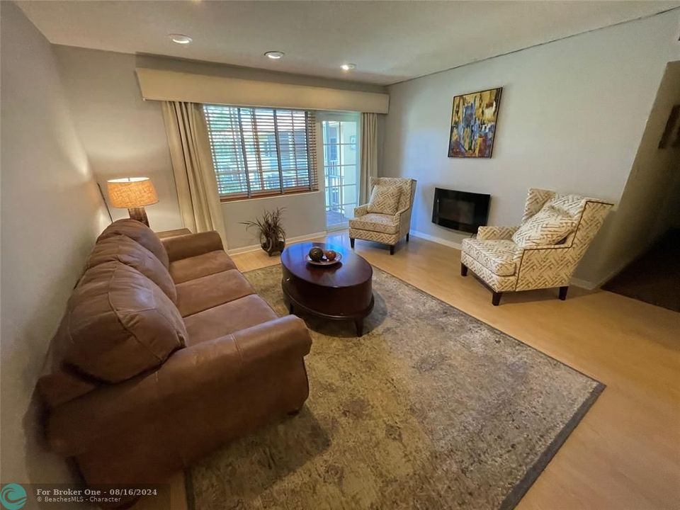 For Sale: $360,000 (2 beds, 2 baths, 1180 Square Feet)