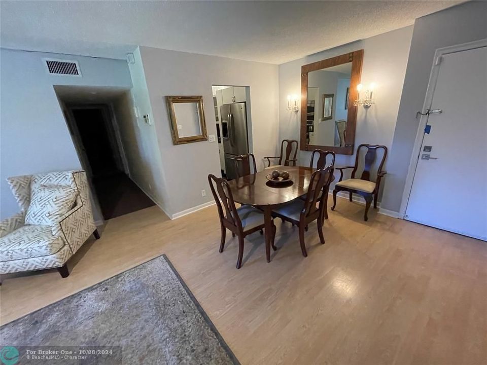 For Sale: $360,000 (2 beds, 2 baths, 1180 Square Feet)