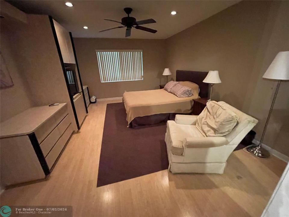 For Sale: $360,000 (2 beds, 2 baths, 1180 Square Feet)