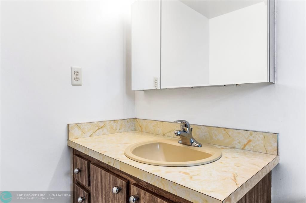 For Sale: $235,000 (2 beds, 2 baths, 1144 Square Feet)