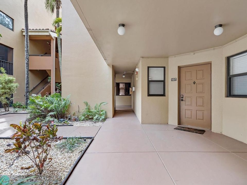 Active With Contract: $349,000 (2 beds, 2 baths, 850 Square Feet)