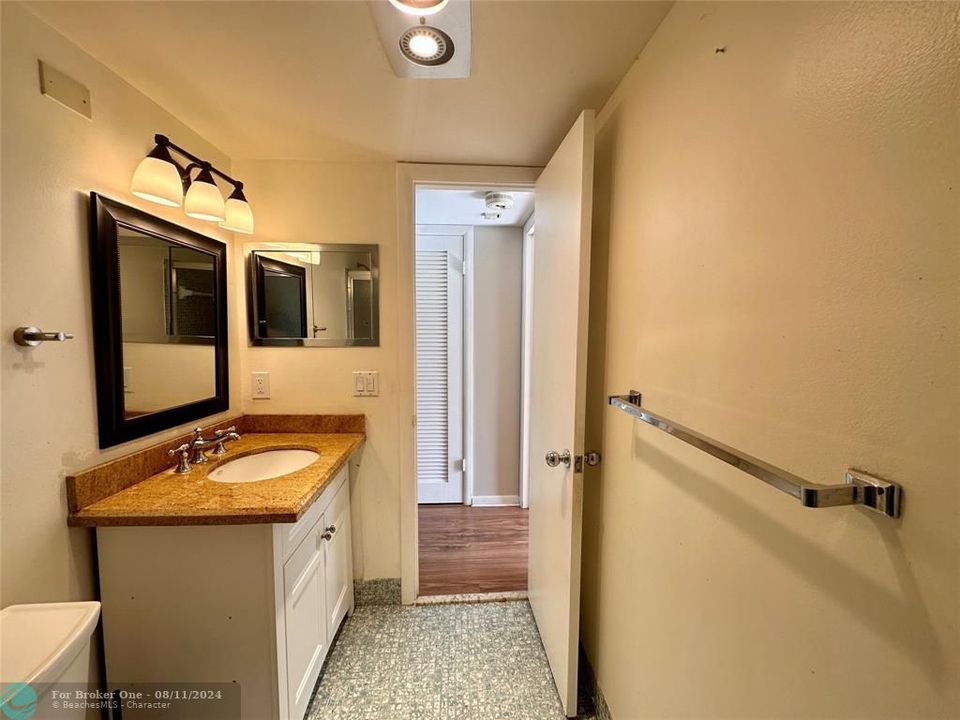 For Sale: $119,000 (1 beds, 1 baths, 690 Square Feet)