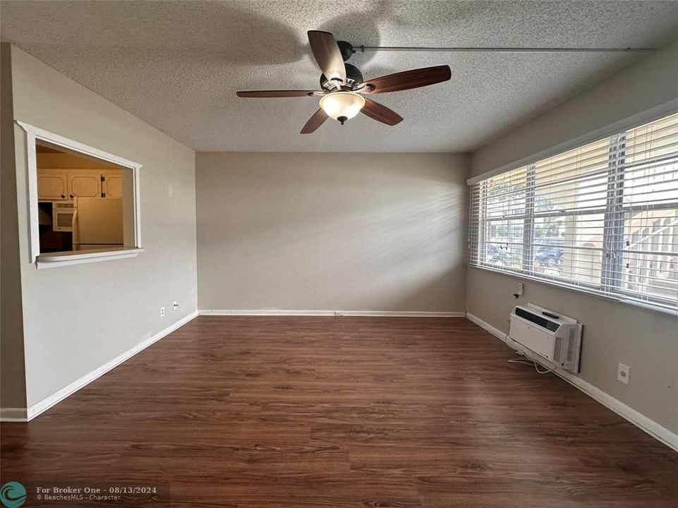 For Sale: $119,000 (1 beds, 1 baths, 690 Square Feet)