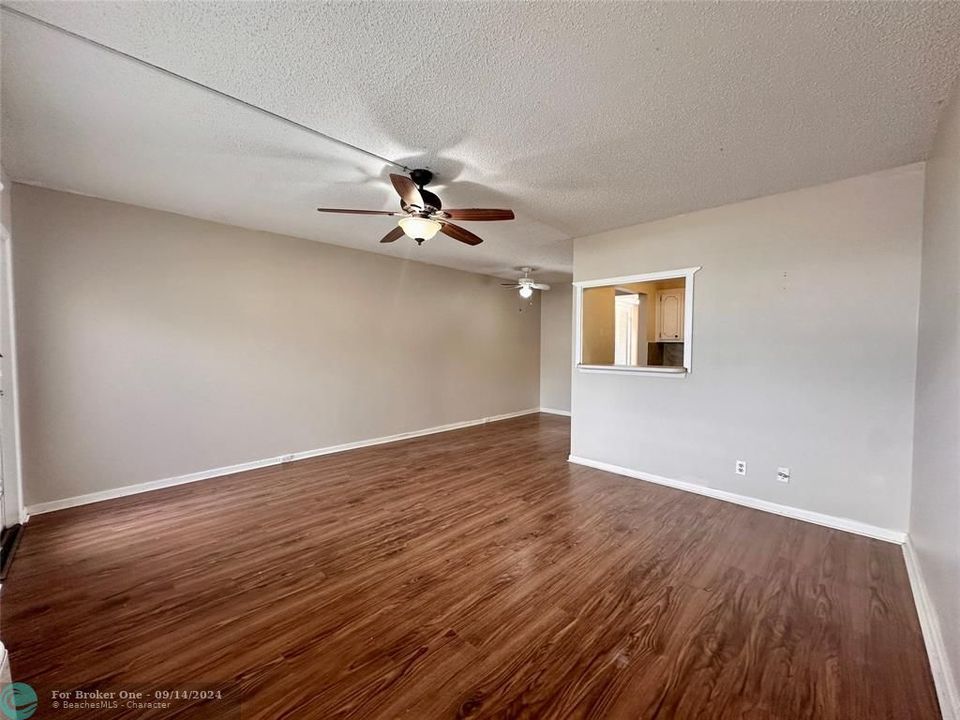 For Sale: $119,000 (1 beds, 1 baths, 690 Square Feet)