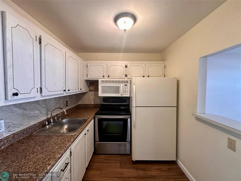 For Sale: $119,000 (1 beds, 1 baths, 690 Square Feet)