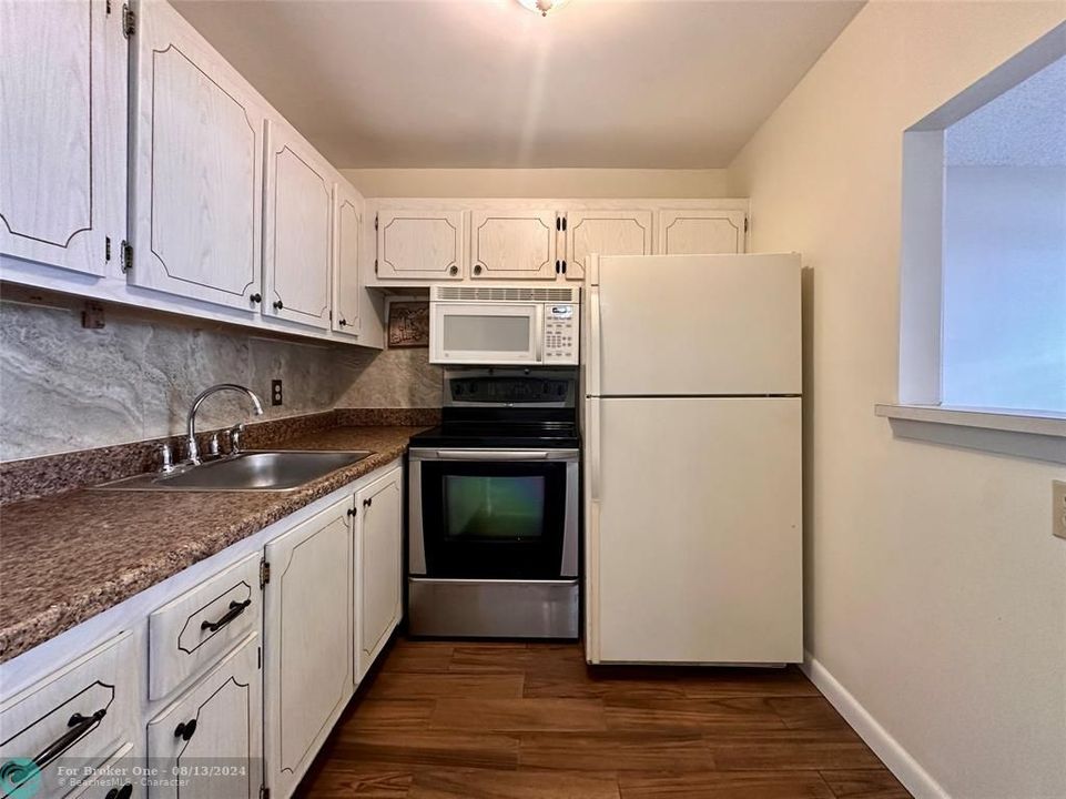 For Sale: $119,000 (1 beds, 1 baths, 690 Square Feet)