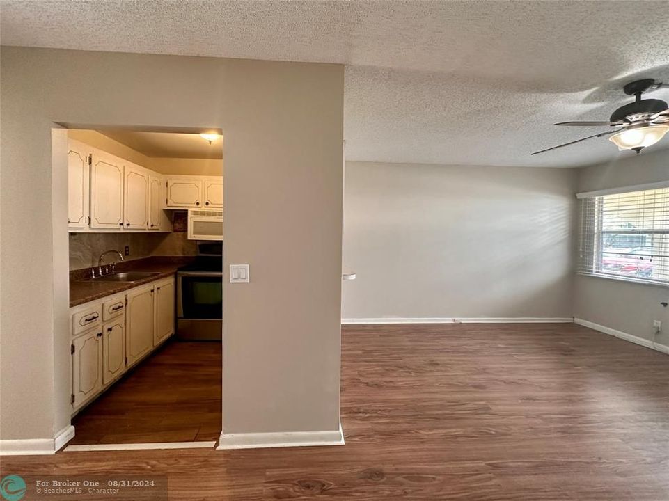 For Sale: $119,000 (1 beds, 1 baths, 690 Square Feet)