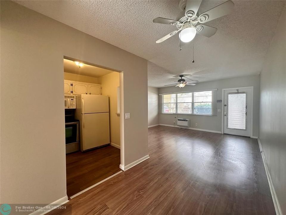 For Sale: $119,000 (1 beds, 1 baths, 690 Square Feet)