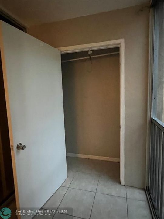 For Rent: $1,550 (1 beds, 1 baths, 721 Square Feet)