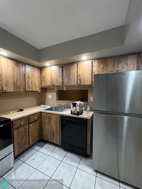 For Rent: $1,700 (1 beds, 1 baths, 721 Square Feet)