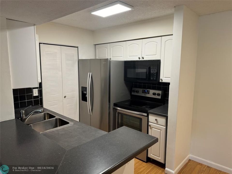 Active With Contract: $1,850 (2 beds, 1 baths, 903 Square Feet)