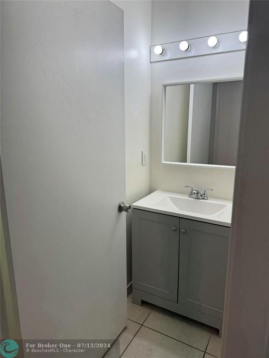 Active With Contract: $1,850 (2 beds, 1 baths, 903 Square Feet)