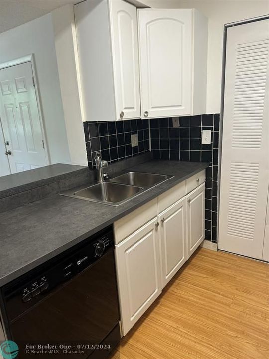 Active With Contract: $1,850 (2 beds, 1 baths, 903 Square Feet)