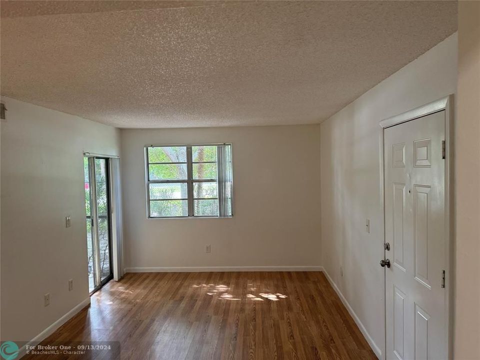 Active With Contract: $1,850 (2 beds, 1 baths, 903 Square Feet)