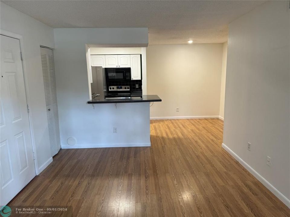 Active With Contract: $1,850 (2 beds, 1 baths, 903 Square Feet)