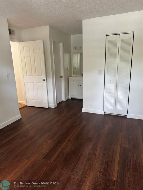 Active With Contract: $1,850 (2 beds, 1 baths, 903 Square Feet)