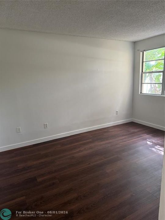 Active With Contract: $1,850 (2 beds, 1 baths, 903 Square Feet)