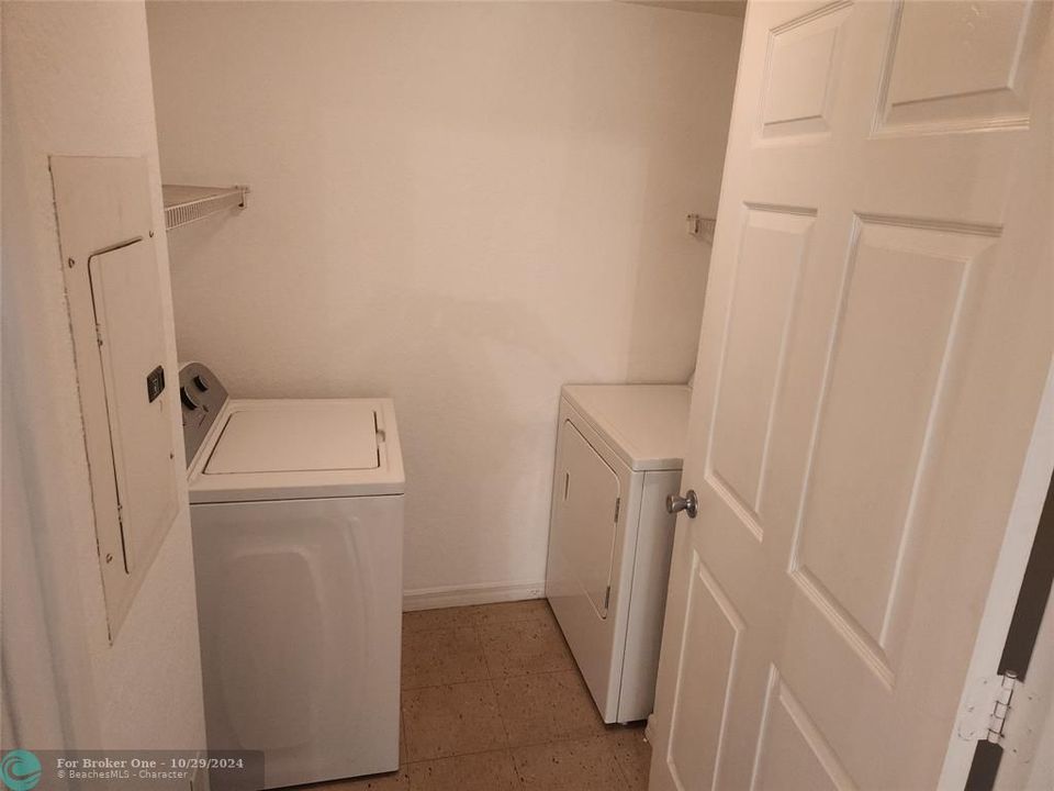 For Rent: $1,800 (1 beds, 1 baths, 716 Square Feet)