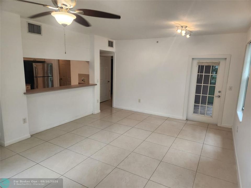 For Rent: $1,800 (1 beds, 1 baths, 716 Square Feet)