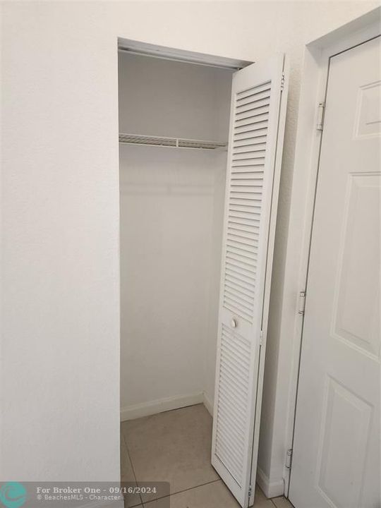 For Rent: $1,800 (1 beds, 1 baths, 716 Square Feet)