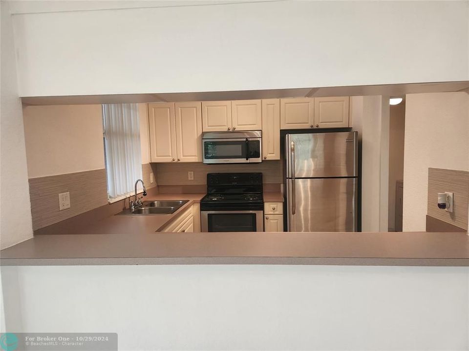 For Rent: $1,800 (1 beds, 1 baths, 716 Square Feet)