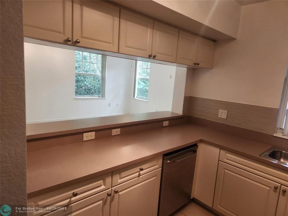 For Rent: $1,800 (1 beds, 1 baths, 716 Square Feet)