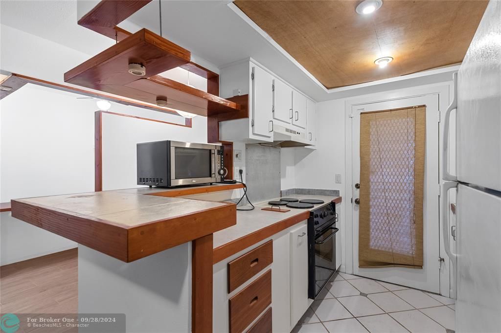 Active With Contract: $110,000 (1 beds, 1 baths, 640 Square Feet)