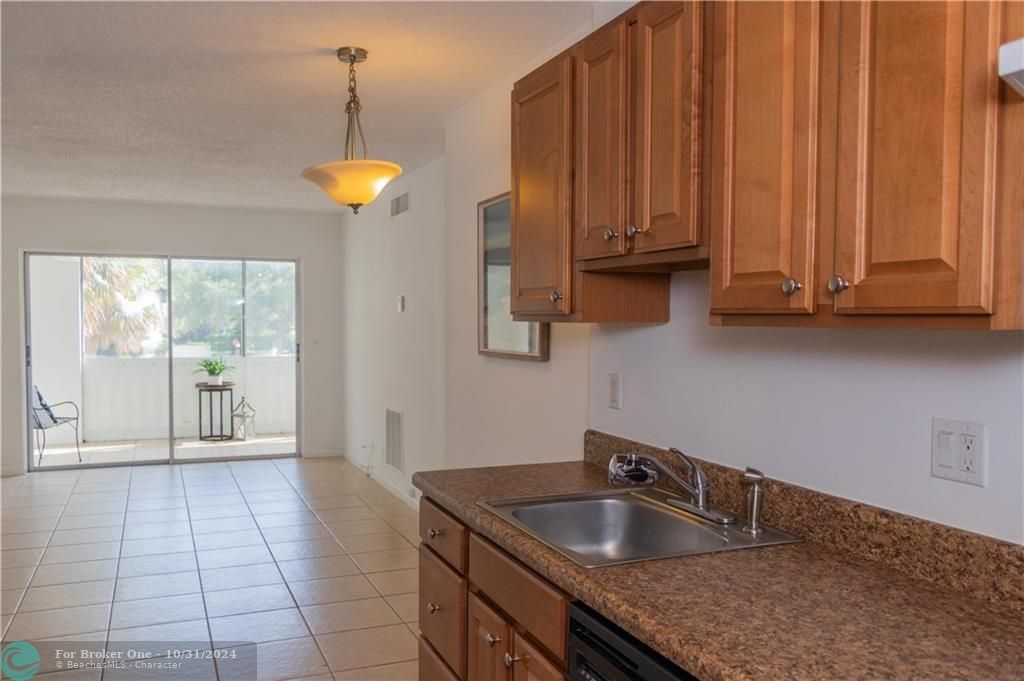 For Rent: $2,000 (2 beds, 2 baths, 847 Square Feet)