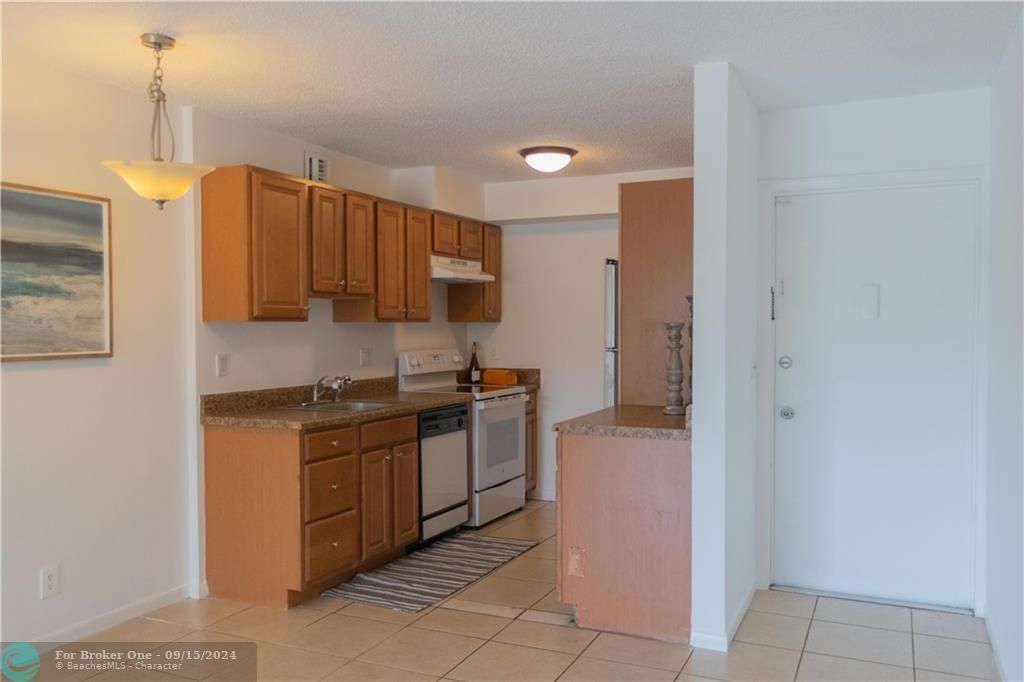 Active With Contract: $2,000 (2 beds, 2 baths, 847 Square Feet)