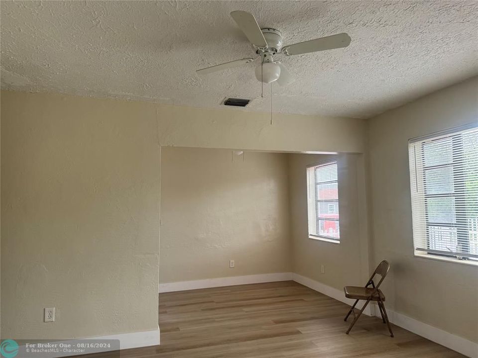 For Sale: $387,000 (3 beds, 1 baths, 962 Square Feet)