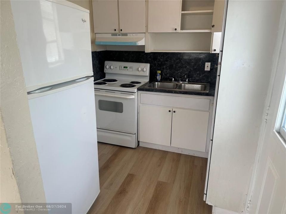 For Sale: $387,000 (3 beds, 1 baths, 962 Square Feet)