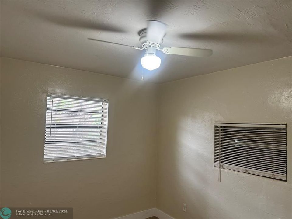 For Sale: $387,000 (3 beds, 1 baths, 962 Square Feet)