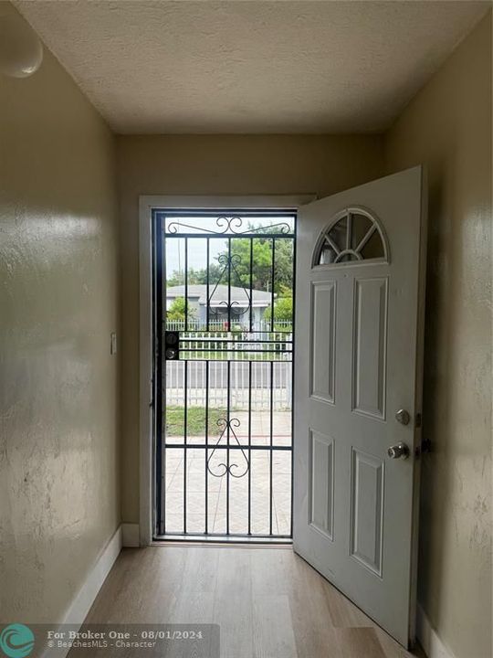 For Sale: $387,000 (3 beds, 1 baths, 962 Square Feet)